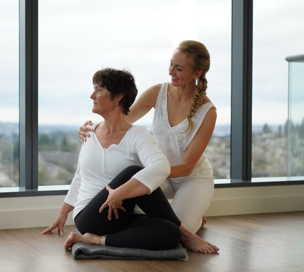 brett larkin teaching ardha matsyendrasana - seated spinal twist in yoga